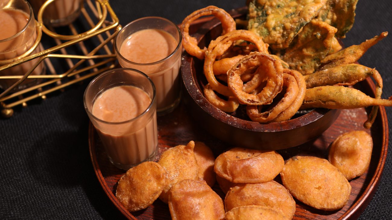 Aloo Pyaz Palak Mirchi Pakora Masala Chai