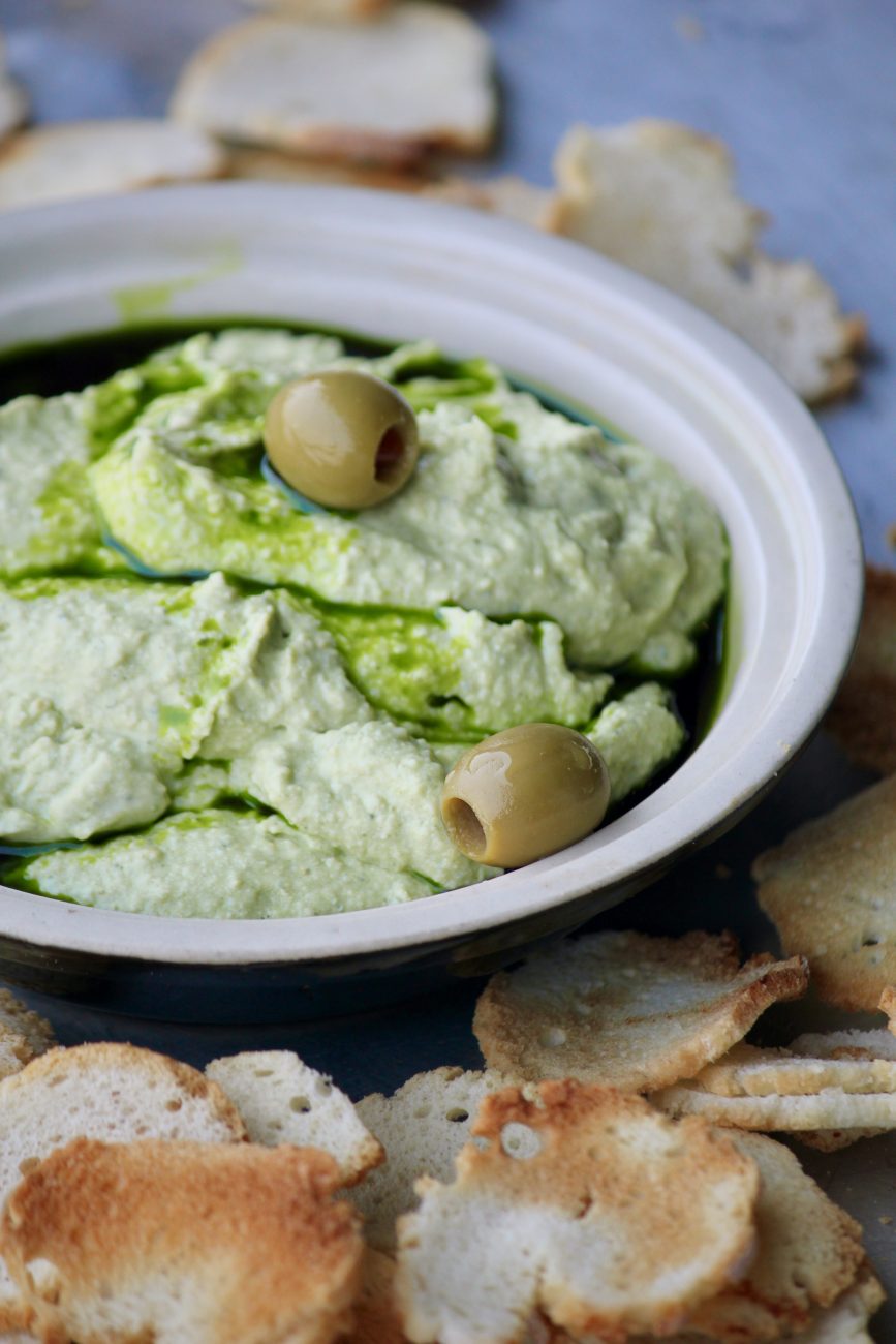 Pesto Hummus with Crispy Bread