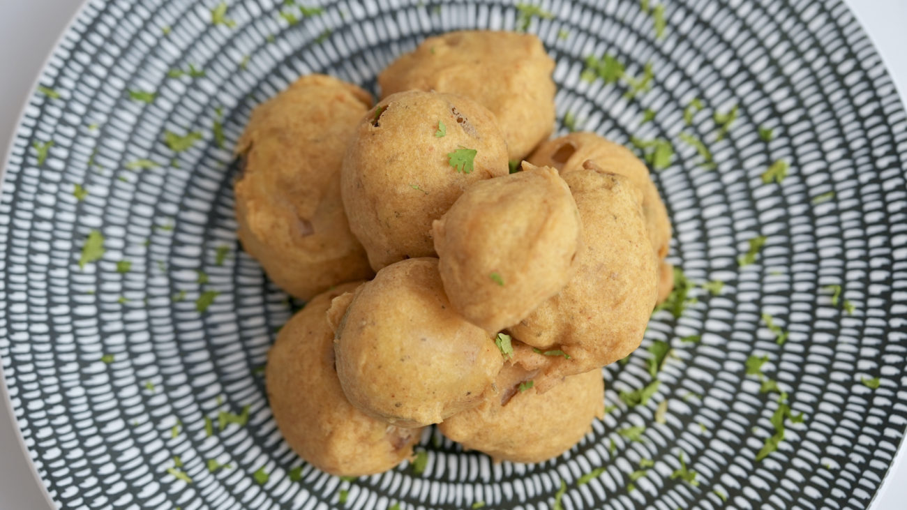 Aloo Pyaz Pakora | Cheese Pakora with Tandoori Dip