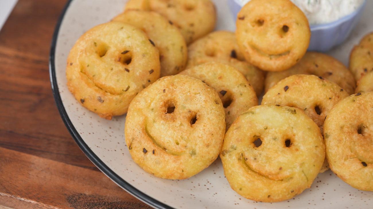Potato Smiley, Cucumber Curd Dip