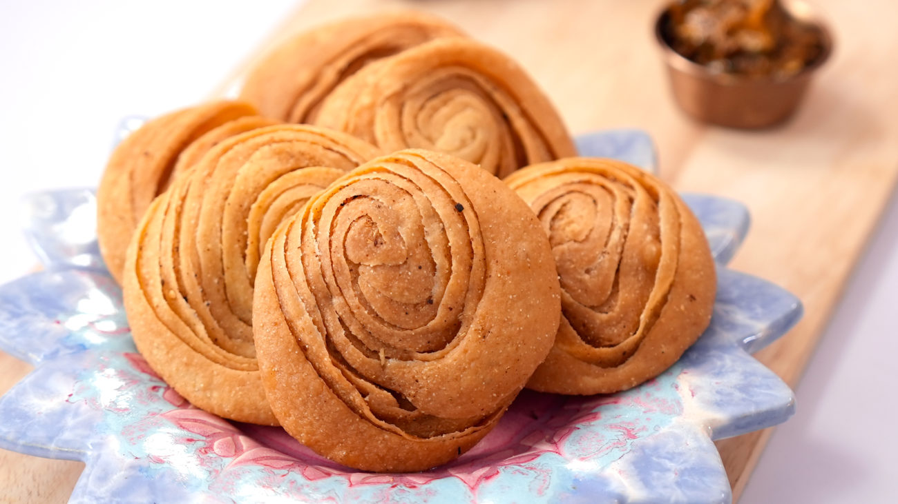 Masala Mathri | Varki Poori | Khasta Puri