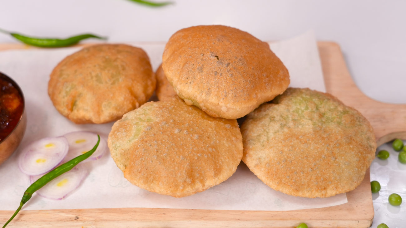 Koraishutir Kochuri | Bengali style green peas poori | Breakfast Recipe