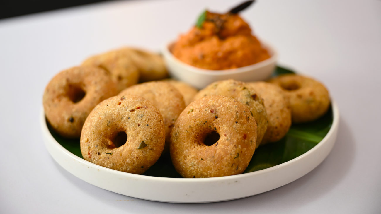 Rava Vada Tomato Peanut Chutney | Suji Medu Vada